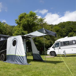 La tente Trapez Premium de chez REIMO TENT TECHNOLOGY installée sur un van
