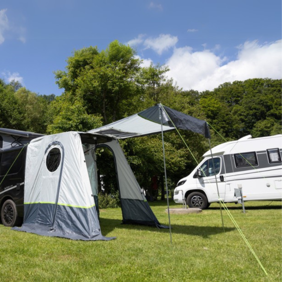 La tente Trapez Premium de chez REIMO TENT TECHNOLOGY installée sur un van