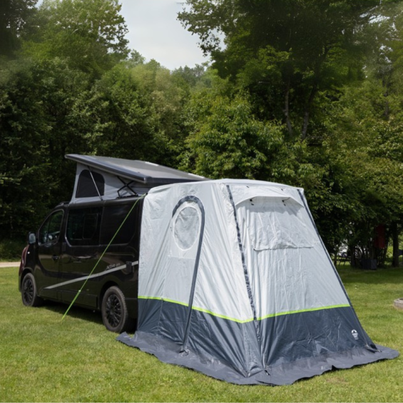 La tente Trapez Premium de chez REIMO TENT TECHNOLOGY installée sur un van fermée vue de gauche