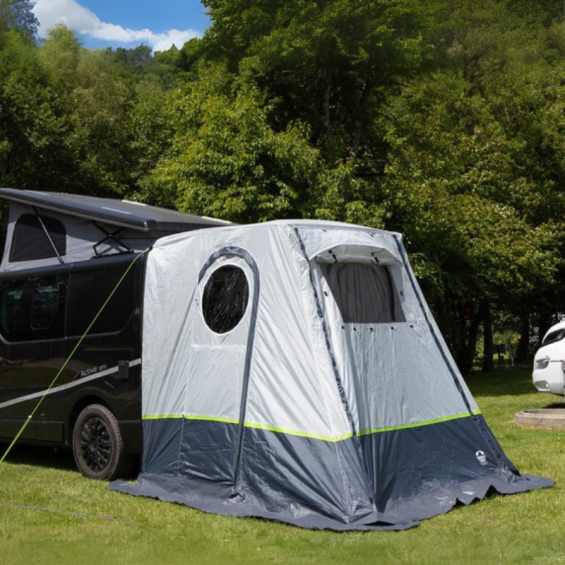 La tente Trapez Premium de chez REIMO TENT TECHNOLOGY lucarne ouverte
