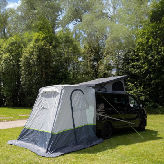 La tente Trapez Premium de chez REIMO TENT TECHNOLOGY installée sur un van fermée