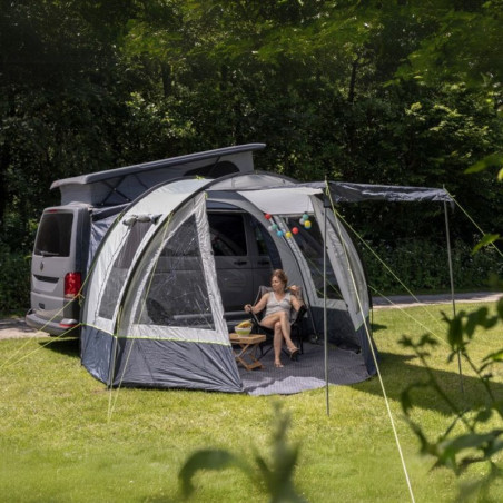 La tente Tour Easy young 2 installée sur un van