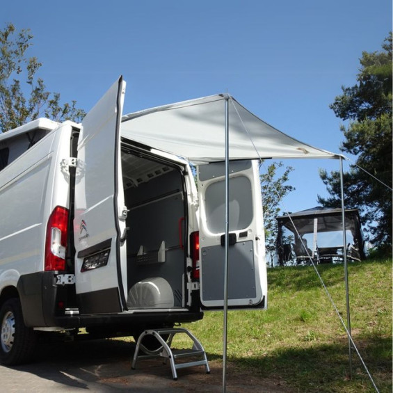 Le auvent sur un Ducato blanc
