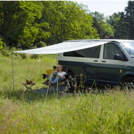 Le auvent installé sur un van