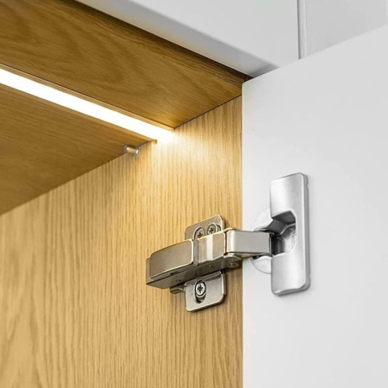Une charnière invisible pour encastrer des portes de meubles dans un fourgon aménagé