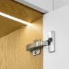 Une charnière invisible pour encastrer des portes de meubles dans un fourgon aménagé
