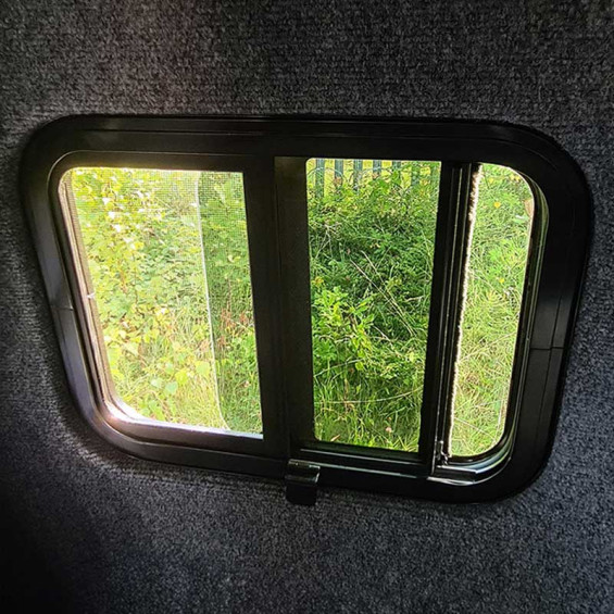 baie universelle coulissante gauche 457x382mm avec moustiquaire installée sur un panneau fibre de verre pour volkswagen T5