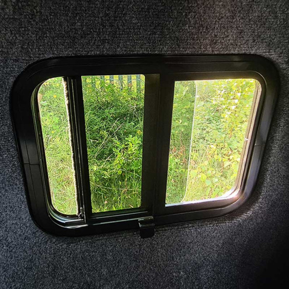 baie universelle coulissante droite 457x382mm avec moustiquaire installée sur un panneau fibre de verre pour volkswagen T6