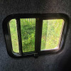 baie universelle coulissante droite 457x382mm avec moustiquaire installée sur un panneau fibre de verre pour volkswagen T6