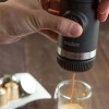 café servi dans une tasse à café