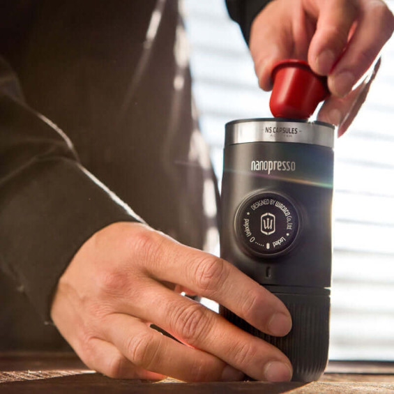 capsule nespresso introduite dans la machine à café