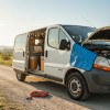 La bâche magnétique installée sur l'aile d'un Renault Trafic