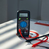 Multimètre avec écran d'affichage numérique volts et watts