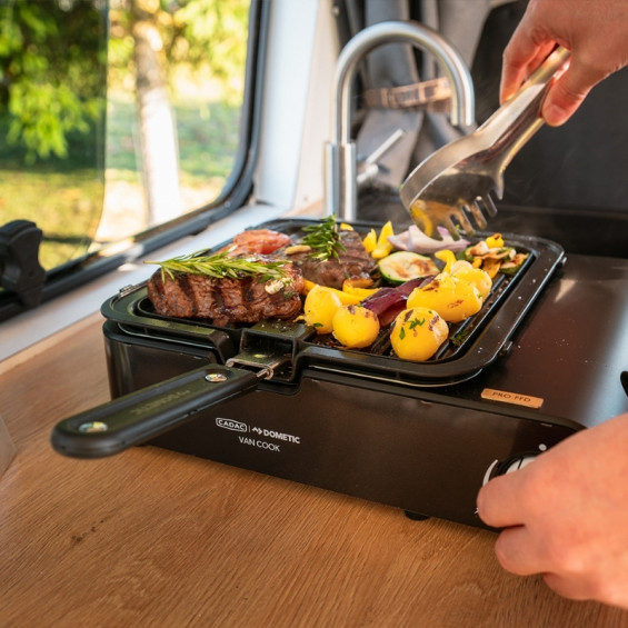 Cuisson des grillades sur le réchaud gaz Van cook dans un van