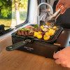Cuisson des grillades sur le réchaud gaz Van cook dans un van