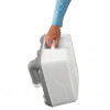 manipulation du réservoir à matières du porta potti