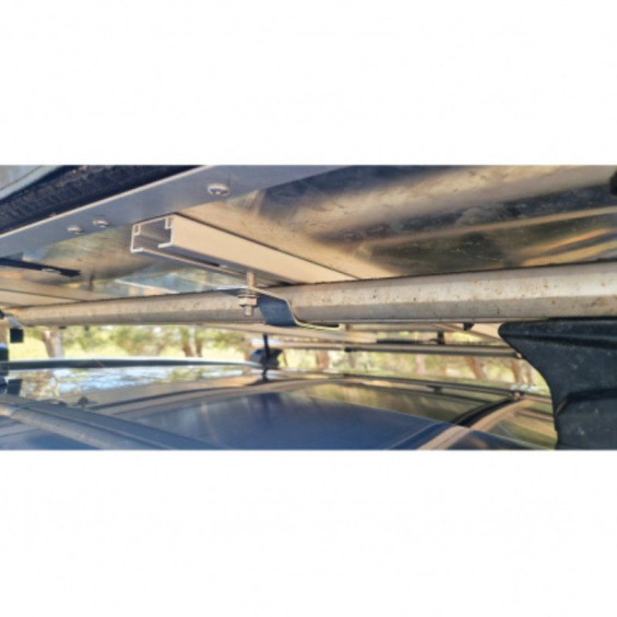 Installation de la tente Eclipse sur des barres de toit transversales de suv