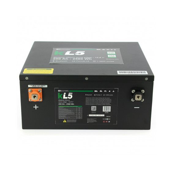 Batterie lithium LiFePO4 Koonekt KL5 200Ah sous-siège - vue avant avec étiquette technique et connectique