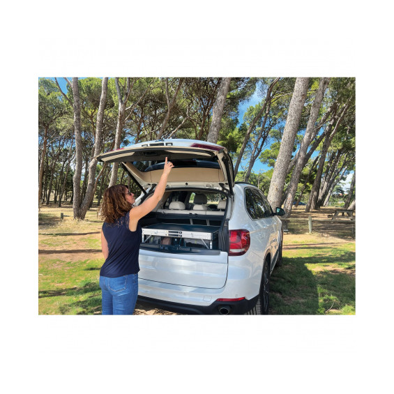 Kitch&Box Incasa 95x50 cm installé dans le coffre ouvert d'un SUV blanc en camping