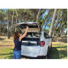 Kitch&Box Incasa 95x50 cm installé dans le coffre ouvert d'un SUV blanc en camping