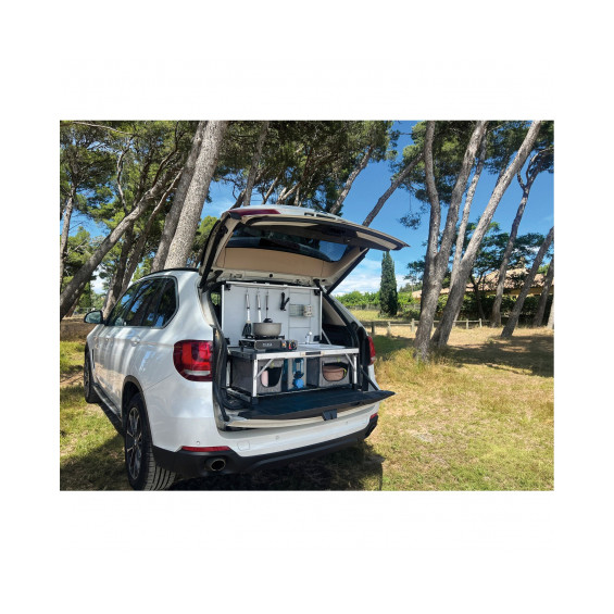 Kitch&Box Incasa 95x50 cm ouvert dans le coffre d'un SUV blanc, accessoires de cuisine visibles