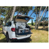 Kitch&Box Incasa 95x50 cm ouvert dans le coffre d'un SUV blanc, accessoires de cuisine visibles