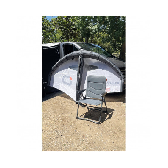 Fauteuil Nomado Soplair déplié en extérieur devant un auvent de van, vue de trois quarts