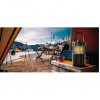 Lampe enceinte Follow Light F1 Now:Go posée sur une table de camping en extérieur, éclairage allumé