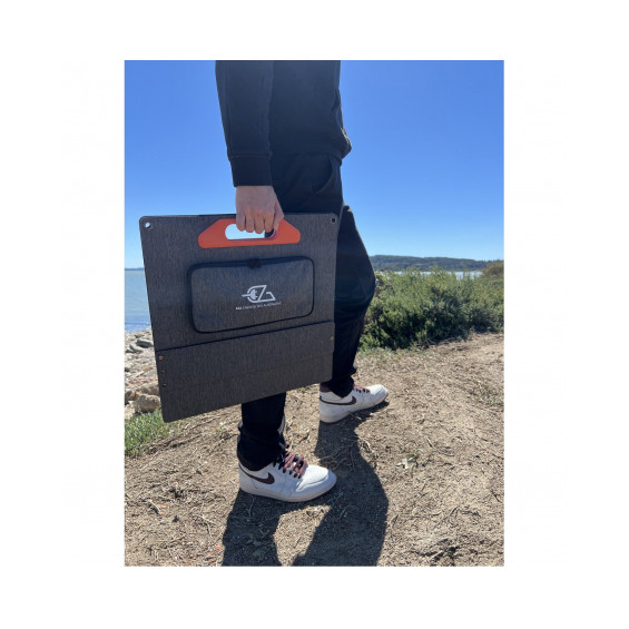 Panneau solaire valise EZA 60W en situation d'utilisation en extérieur, orientable face au soleil