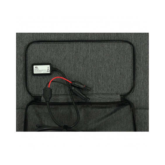Panneau solaire valise EZA 100W replié avec câbles de connexion, prêt pour le transport