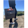 Panneau solaire valise EZA 100W en situation d'utilisation en extérieur, orientable face au soleil