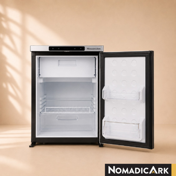Vue intérieure du réfrigérateur 50l argent Nomadic Ark ouvert