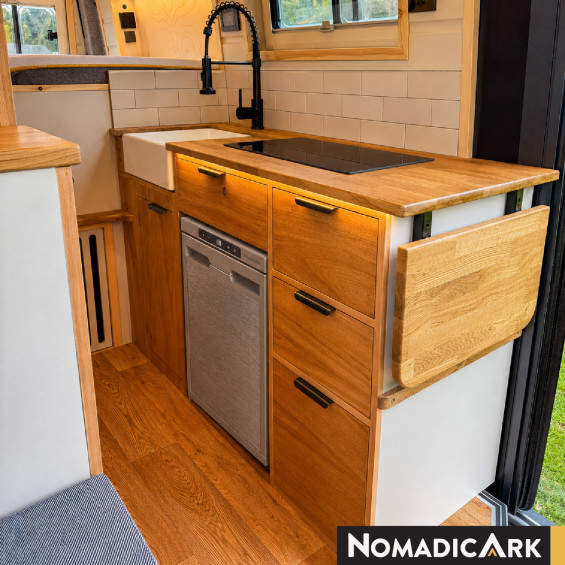 Réfrigérateur 50l argent Nomadic Ark intégré dans une cuisine de van aménagé