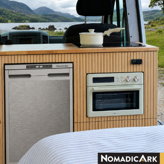 Réfrigérateur 65l noir Nomadic Ark installé dans un van aménagé avec habillage bois