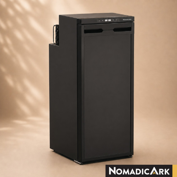 Vue de face du réfrigérateur 90l noir Nomadic Ark fermé