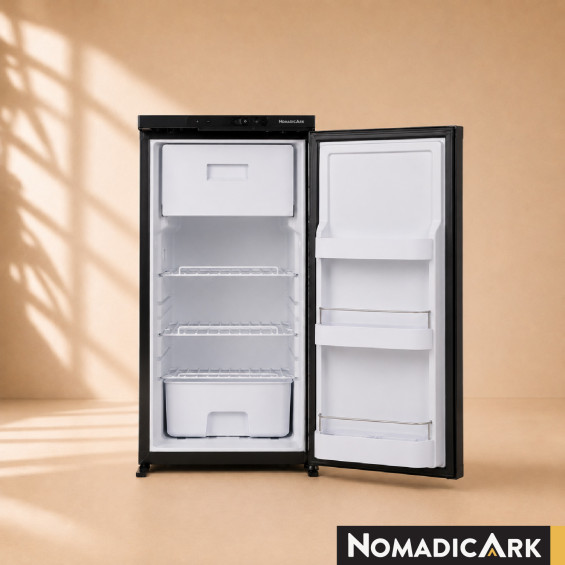 Vue intérieure du réfrigérateur 90l noir Nomadic Ark ouvert