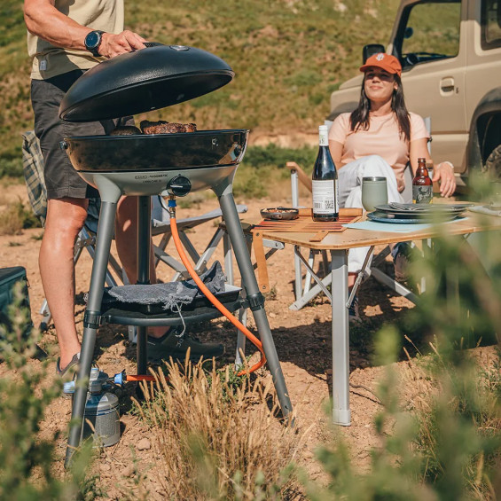 Barbecue à gaz utilisé en plein air lors d'un pique-nique