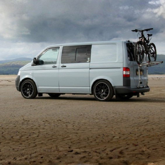 Fenêtre latérale coulissante avant gauche avec ouverture arrière sur un Volkswagen Transporter T6
