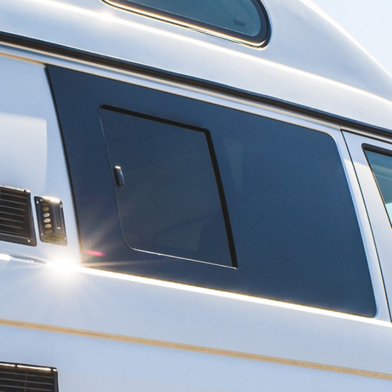 Fenêtre coulissante avant droite montée sur Volkswagen Transporter T5 blanc, vue extérieure rapprochée