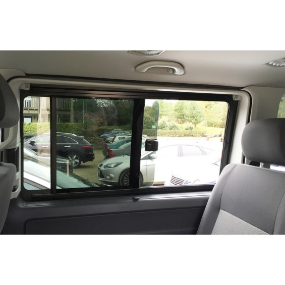 Fenêtre coulissante avant droite montée sur Volkswagen Transporter T5 blanc, vue extérieure rapprochée