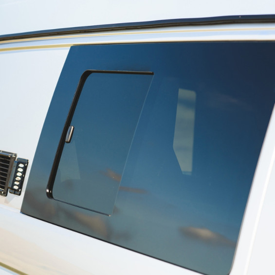 Fenêtre latérale coulissante Volkswagen T5 vue de face, vitre entrouverte, grille de ventilation