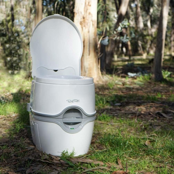 les toilettes portables porta potti 565E dans une foret