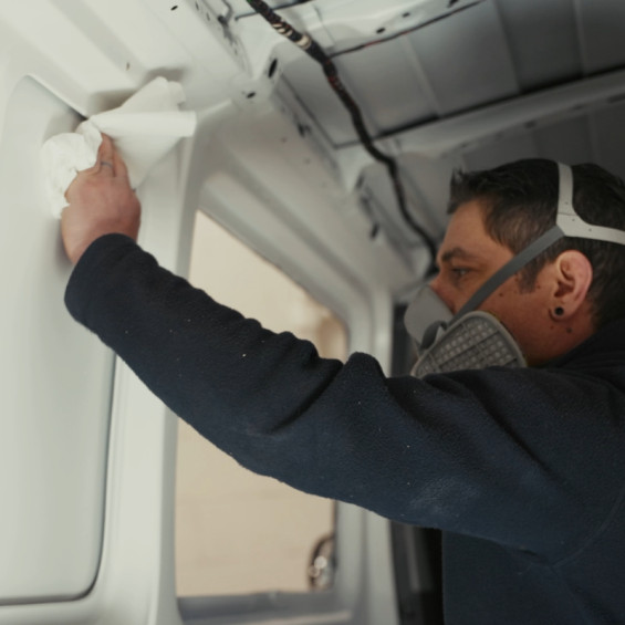Utilisation de l'Armaflex Cleaner  sur la tôle d'un van