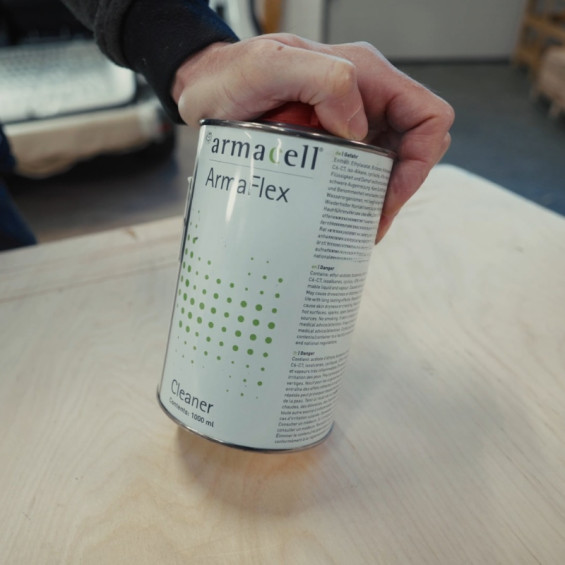 Armaflex cleaner sur un établi pour nettoyer la tôle des fourgons