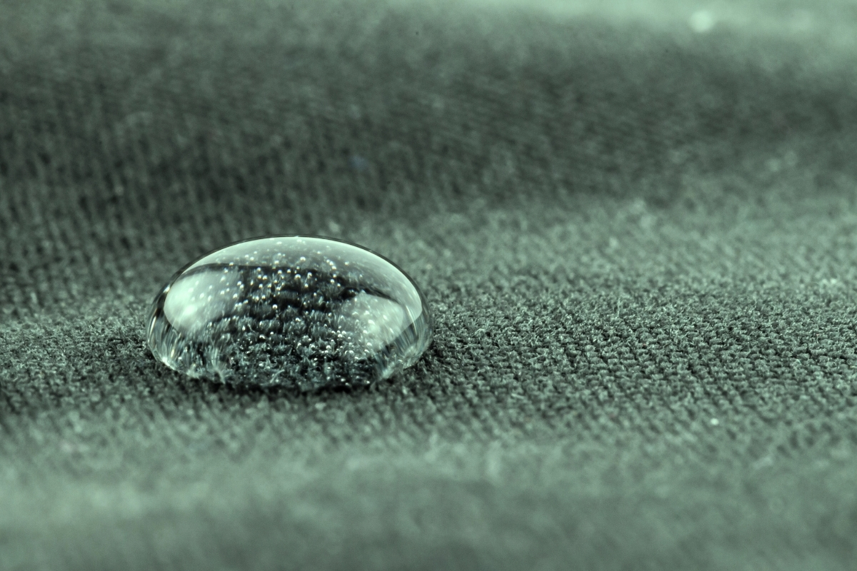 Goutte d'eau sur du tissu