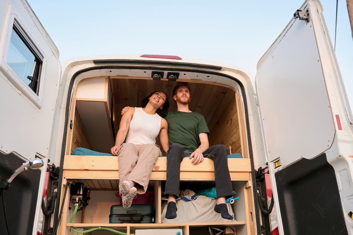 Couple assis à l'arrière d'un van
