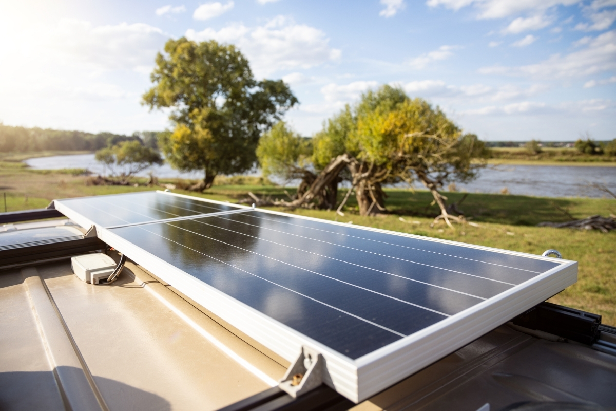 Panneau solaire sur un toit de van