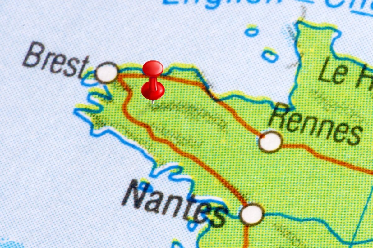 Carte avec une épingle sur les monts d'Arrée