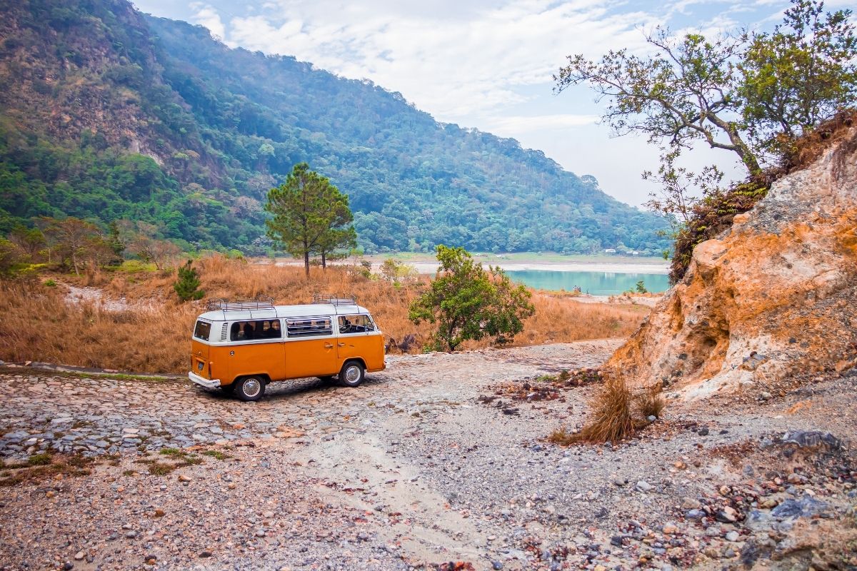 Combi devant un lac