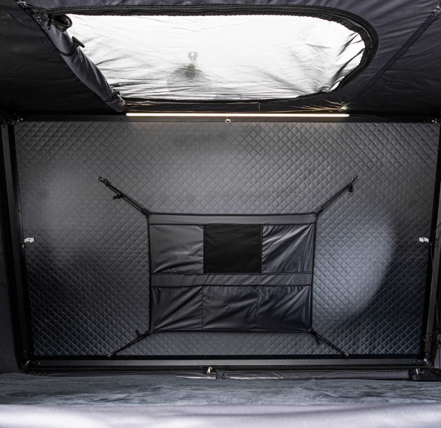 El interior de la tienda de techo Equinox